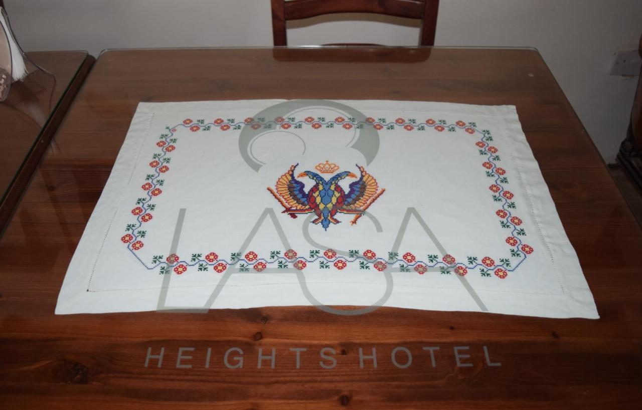 Lasa Heights Hotel Bagian luar foto
